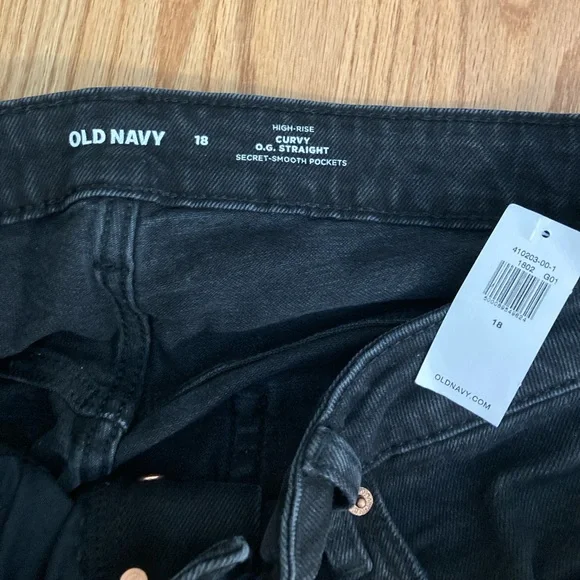 Old Navy High-Rise Curvy Straight Black Women’s Jeans - Picture 3 of 5